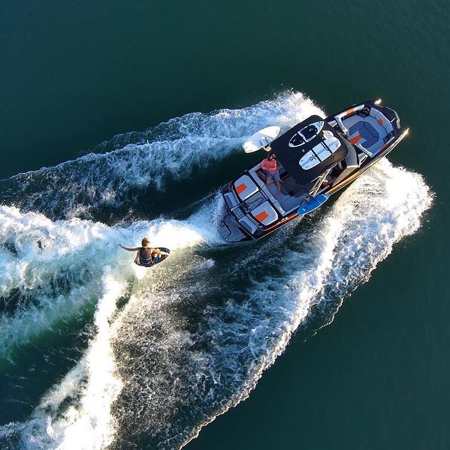 Lake Dreams ATX - Wake Lessons and Boats Rentals