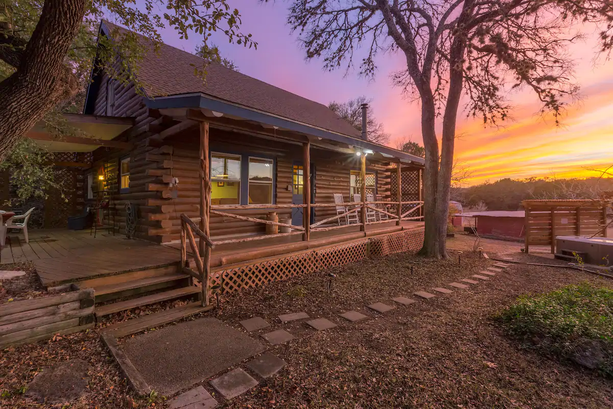 Lost Parrot Cabin Rental in Texas